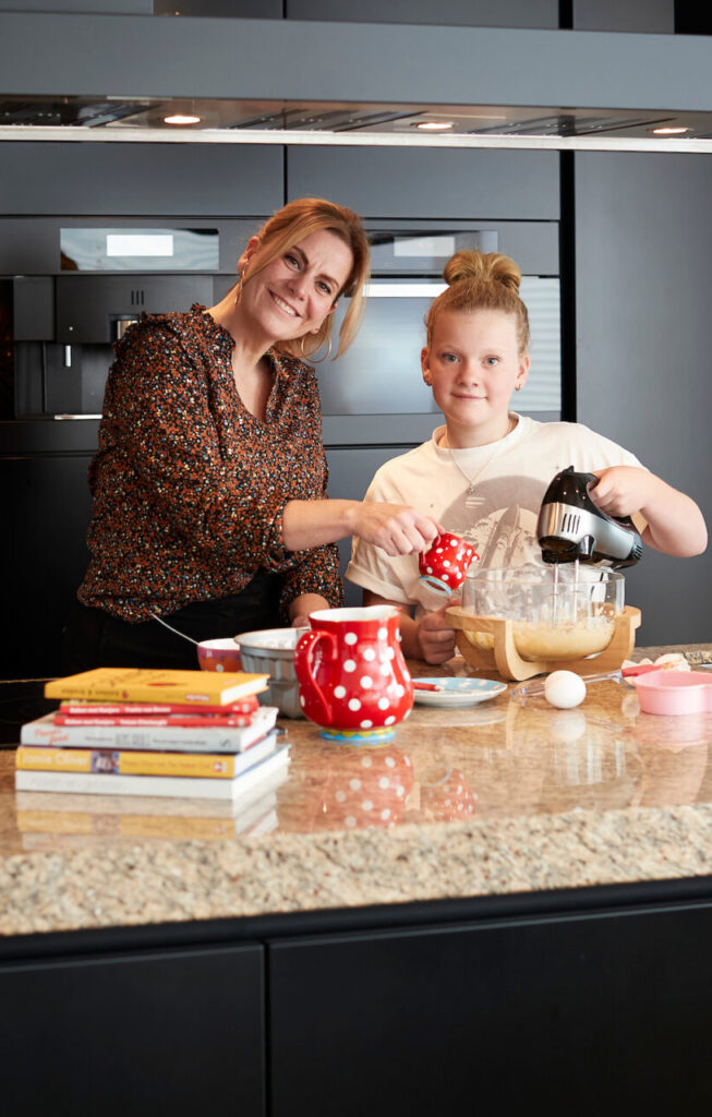 Moeder en dochter bakken cake in keuken Levendig Landgoed Huize Padua